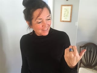 Debra McKenna, de 63 años, perdió el anillo en Portland cuando era estudiante de la secundaria Morse. (ESPECIAL)