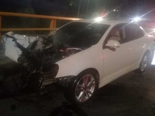 Conductor abandona su auto luego de chocar contra muro de puente vehicular de la ciudad de Torreón. (EL SIGLO DE TORREÓN)