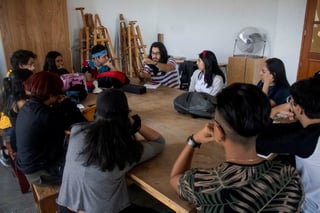 Iniciación. Adolescentes asisten el sábado a una clase en la escuela de iniciación artística 'La Vecindad', en Cuernavaca. (EFE)