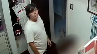 Gracias a las cámaras de seguridad instaladas en el hogar de la niña, las acciones del hombre fueron registradas en video (CAPTURA) 