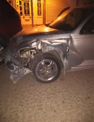 El vehículo responsable se impactó contra dos camionetas que se encontraban estacionadas en la comunidad de Villa Juárez. (EL SIGLO DE TORREÓN)