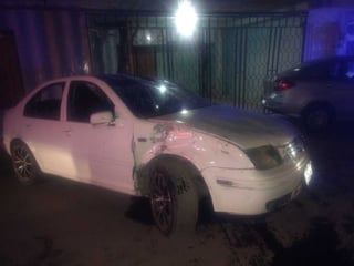 El vehículo abandonado es un Volkswagen Jetta de color blanco, que terminó volcado tras chocar con un auto estacionado. (EL SIGLO DE TORREÓN)