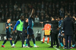 El jugador maliense del Porto, Moussa Marega (c), salió del campo tras escuchar sonidos de mono contra él. (EFE)