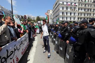 La organización de defensa de los derechos humanos Amnistía Internacional (AI) denunció hoy el uso excesivo de la fuerza empleado por las autoridades argelinas para reprimir las protestas. (ARCHIVO) 