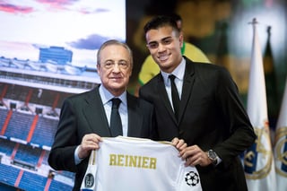 El juvenil posa junto al presidente del club merengue, Florentino Pérez. (EFE)