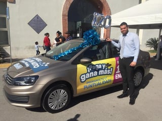 El ganador del automóvil fue un joven originario del municipio de Torreón que pagó oportunamente su refrendo vehicular. (EL SIGLO DE TORREÓN/ANGÉLICA SANDOVAL)