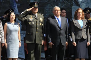 El presidente Andrés Manuel López Obrador agradeció al Ejército Mexicano por estar con la Cuarta Transformación, pues afirmó que su gobierno ha recibido entrega plena para acabar con el cáncer de la corrupción que permita asegurar la paz en el país. (NOTIMEX)