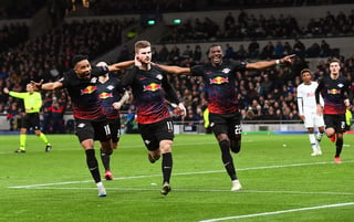 Celebra Timo Werner (c) tras marcar de penal el único tanto del encuentro, en el que Leipzig se impuso 1-0 al Tottenham, en el partido de ida de los cuartos de final de la Champions League. (EFE)