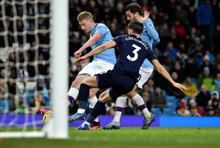 Kevin De Bruyne dispara para marcar el segundo tanto, en la victoria del Manchester City 2-0 sobre el West Ham. (AP)