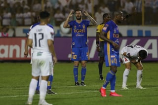 Los Tigres ganaban 1-0, pero terminaron cayendo 2-1 ante el Alianza, en el partido de ida de los octavos de final de la 'Concachampions'. (EFE)