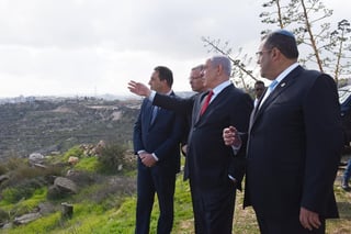 Al dirigirse a la prensa local, Netanyahu admitió que había congelado el proyecto por estar bajo la presión internacional para no construir las viviendas. (EFE)