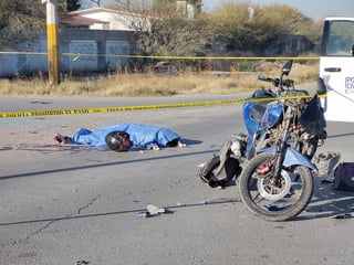 Fuerte accidente deja un motociclista sin vida en la carretera Santa Fe de Torreón; la conductora responsable fue detenida. (EL SIGLO DE TORREÓN)