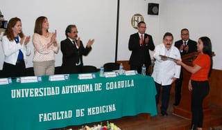 El homenaje póstumo se realizó el miércoles en las instalaciones del Hospital Universitario de Torreón. (GUADALUPE MIRANDA)