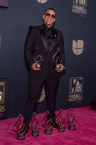 Ganador. El cantante puertorriqueño Daddy Yankee posa con sus premios Lo Nuestro, en Miami. (EFE)