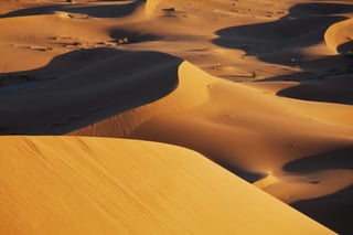 Hoy en día las montañas saharianas del Tadrart Acacus, en Libia, son ventosas, calurosas e hiperáridas, sin embargo el registro fósil muestra que durante gran parte del Holoceno temprano y medio (entre 8,000 y 3,000 años antes de Cristo) esta región era húmeda y tenía agua. (ARCHIVO) 