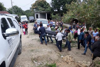 Rodeados por las montañas, la diminuta comunidad de Nanacatepec, en Zihuateutla (Puebla), dio el último adiós a Verónica, la adolescente de 14 años que soñaba con conocer el mundo y acabó asesinada en el interior de su casa. (EL UNIVERSAL)