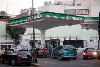 La Secretaría de Hacienda y Crédito Público (SHCP) incrementó el estímulo fiscal a la cuota del Impuesto Especial sobre Producción y Servicios (IEPS) para la gasolina Magna, mientras la gasolina Premium y Diésel se mantuvo sin apoyo. (ARCHIVO)
