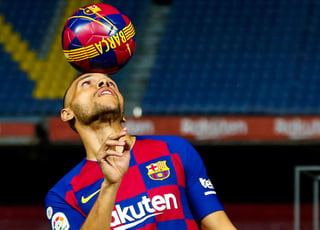 El nuevo fichaje del Barcelona Martin Braithwaite, no pudo controlar el balón en su presentación ante los medios de comunicación. (TWITTER)