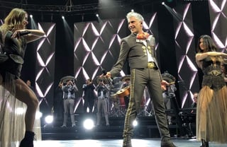 El cantante mexicano, Alejandro Fernández, arrancó su gira “Hecho en México” con la primera fecha en el Auditorio Nacional. (TWITTER)