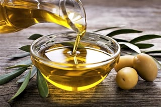 El estudio encontró que es la grasa en el aceite de oliva la que activa una vía en las células, encargadas de aumentar la vida útil y prevenir enfermedades. (ESPECIAL)