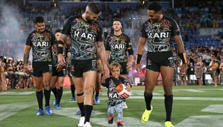 El niño australiano de 9 años, Quaden Bayles, quien ganó el apoyo de personas en todo el mundo luego de ser víctima de acoso por su acondroplasia, ingreso a la cancha con un un equipo de la liga de rugby frente a miles de fanáticos que lo vitorearon. (ESPECIAL)