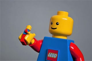 Knudsen trabajó en la empresa danesa de juguetes Lego entre 1968 y 2000, periodo en que destacó por crear una de las piezas más famosas de la compañía, la figura de un personaje sonriente color amarillo y con forma humana, pero sin raza ni género. (ESPECIAL)
