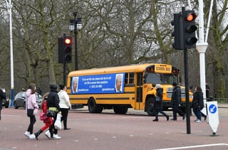 El autobús escolar que se ha paseado en Londres lleva fotos del príncipe con este mensaje: 'Si ve a este hombre, pídale que llame al FBI para responder sus preguntas'. (ESPECIAL)