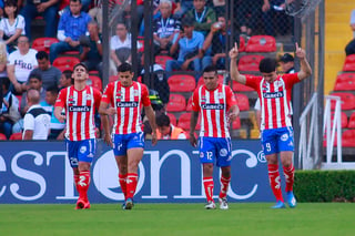 Nicolás Ibáñez (d) celebra tras marcar el único tanto del partido, en la victoria del San Luis en el Estadio Corregidora. (JAM MEDIA)