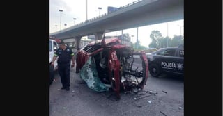 El joven que conducía el auto Mazda, cuya volcadura fue captada en video en Periférico Norte, falleció en el hospital de Traumatología de Lomas Verdes del IMSS, confirmaron fuentes oficiales. (ESPECIAL)