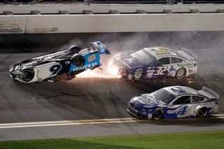 El auto de Ryan Newman se desliza volcado y en llamas sobre la pista, en las 500 Millas de Daytona, el 17 de febrero de este año. (AP)