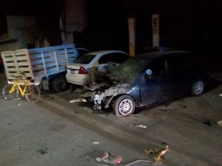 Un conductor huyó tras chocar contra cuatro unidades estacionadas. Los hechos ocurrieron en el bulevar El Tajito de Torreón. (EL SIGLO DE TORREÓN)