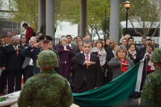 Miguel Riquelme encabezó la conmemoración del Día de la Bandera acompañado de mandos militares.