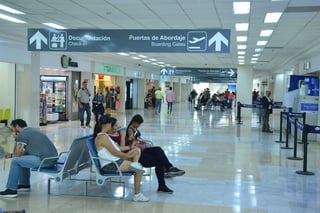 Cerca de 15 personas son las que se han atendido en el filtro sanitario que se instaló en el aeropuerto Francisco Sarabia en Torreón. (EL SIGLO DE TORREÓN)