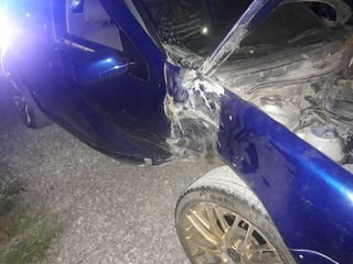 El vehículo se impactó contra una palma sobre la carretera Gómez Palacio-Jiménez. (EL SIGLO DE TORREÓN)