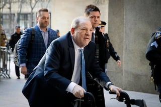 Aspecto. Durante el juicio, Weinstein con regularidad entró caminando fatigosamente al juzgado jorobado y sin afeitar, usando una andadera tras su reciente cirugía de la columna.