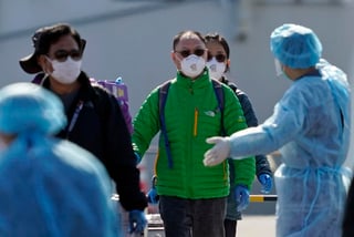 De los aproximadamente tres mil 400 pasajeros y tripulantes del Diamond Princess, que estuvo en cuarentena en el puerto de Yokohama, al sur de Tokio, 691 se infectaron con el coronavirus surgido en la ciudad china de Wuhan. (ARCHIVO)