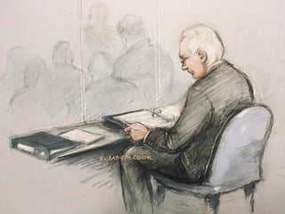 El abogado Edward Fitzgerald dijo a una jueza que el tratamiento a Assange en la prisión Belmarsh, en Londres, 'pudiera estar en desacato de este tribunal'. (AP)