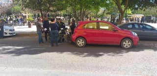 Al medio día de este martes se registró un choque alcance en la zona centro de Gómez Palacio donde participaron un vehículo particular y una motocicleta, no hubo personas lesionadas de gravedad, solo daños materiales. (EL SIGLO DE TORREÓN)