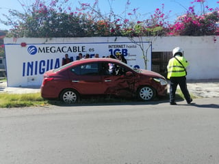 Un aparatoso accidente se registró la tarde de este martes en calles de la colonia Moderna de Torreón, aunque inicialmente reportaron que había una persona prensada al arribo de las corporaciones de auxilio, no encontraron lesionados. (EL SIGLO DE TORREÓN)
