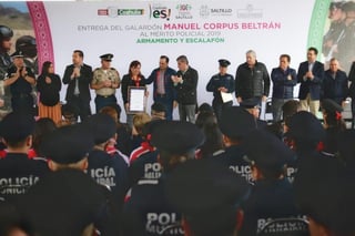 Se reconoció al policía Bladimir López Rodríguez, quien fue condecorado con la Presea “Manuel Corpus Beltrán” Post Mortem, la recibió su esposa.(TWITTER) 