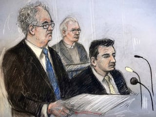 En la ilustración de la corte londinense por Elizabeth Cook, al centro, Julian Assange durante su audiencia contra la extradición. (AP) 