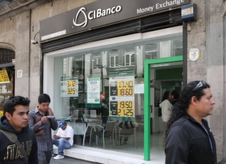 Los bancos tradicionales siguen siendo la principal opción para los mexicanos; un 62 por ciento aún recurre a estos. (ARCHIVO) 