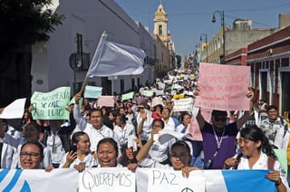 Estudiantes de la Facultad de Medicina de la Benemérita Universidad Autónoma de Puebla (BUAP) mantienen un paro en protesta por el asesinato de tres universitarios y un chofer de Uber. (EFE)