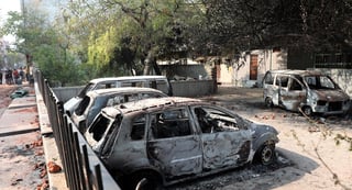 Los esqueletos de coches devorados por las llamas y el suelo pavimentado de cascotes dejan entrever la peor violencia comunitaria vivida desde hace décadas en Nueva Delhi. (EFE)