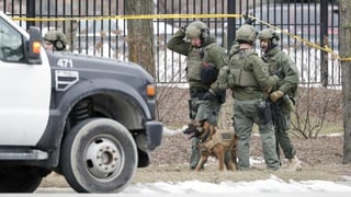 La policía de Milwaukee, la más grande del estado de Wisconsin, confirmó la muerte del extrabajador. (AP)