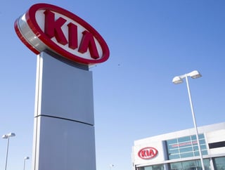 Kia tendrá que revisar 193,239 vehículos en Estados Unidos para solucionar dos defectos, uno del modelo Optima y otro en el Sedona. (ARCHIVO) 