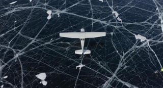 Avioneta aterriza sobre superficie congelada del lago más profundo del mundo pese a advertencias