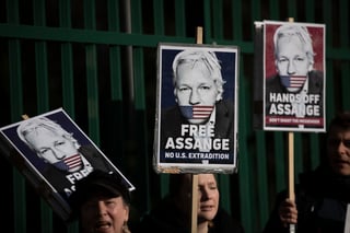Assange se queja de que en ese sitio no escucha bien y que no se puede concentrar en el proceso. (ARCHIVO) 