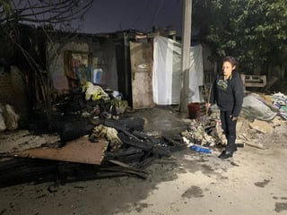 Fuego consume vivienda de Torreón; la afectada es madre del pequeño Esaú, que perdió la vida al ser arrollado por una patrulla.