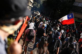 El ministro de Salud de Chile, Jaime Mañalich, dijo este viernes que dado el contexto de protestas que vive el país, con constantes manifestaciones en las calles, prohibir las concentraciones de gente como prevención ante el coronavirus sería 'absurdo'. (ARCHIVO) 